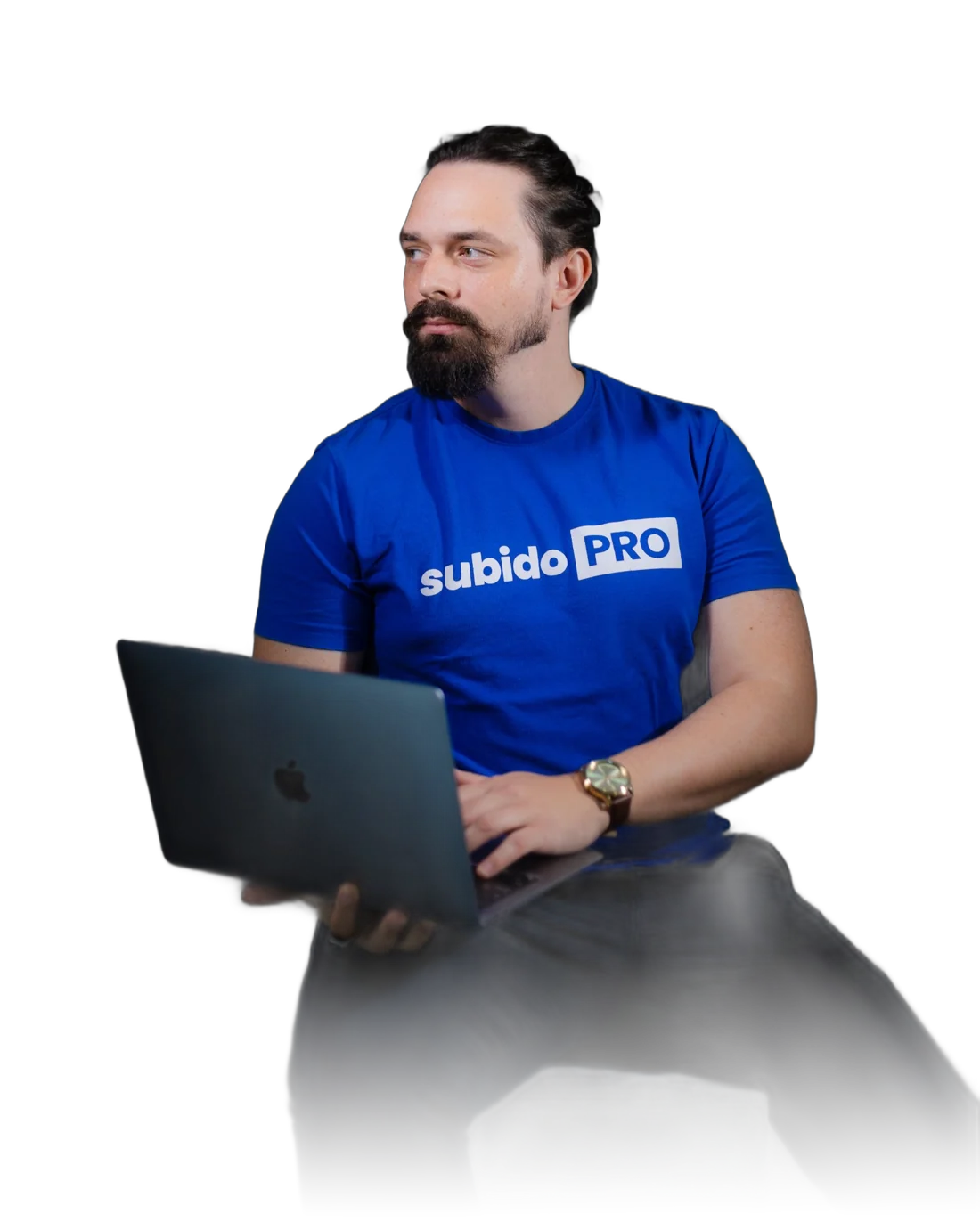 Wilson Langer, fundador da Langer Marketing, com a camiseta do Subido PRO e um notebook